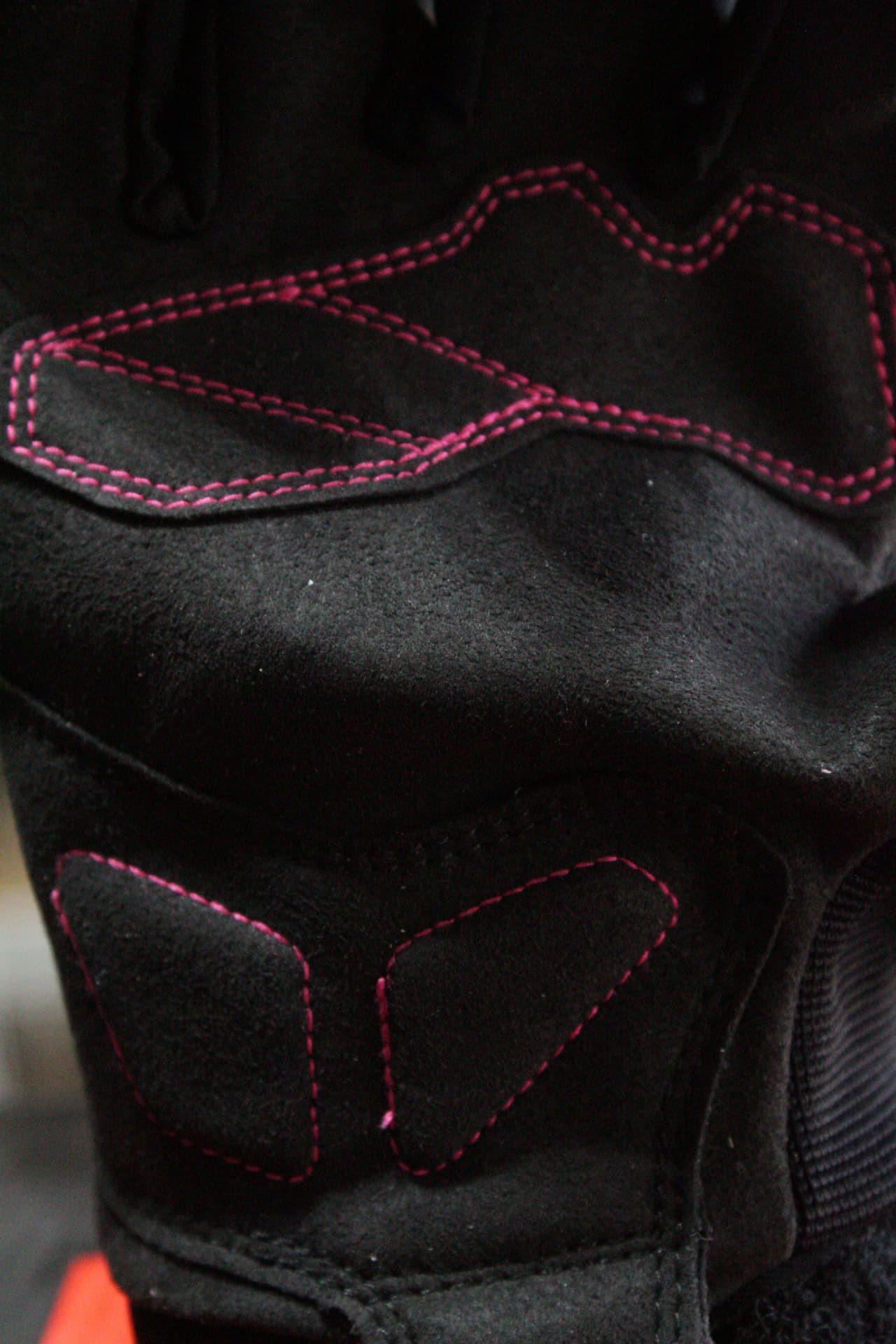 GUANTES SEVENTY ASPHALT NEGRO/ROSA